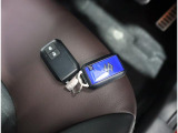 リモコンキーを取り出さなくてもエンジンのON/OFFやドアの開錠・施錠がスイッチ一つで行えるスマートキーです♪