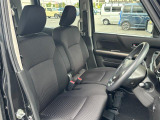 【フロントシート】高めのヒップポイントで見晴らしが良く、運転もしやすいですよ◎運転席アームレストがついているので長距離運転時の疲労軽減になりますよ◎