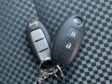 インテリジェントキーが付いています。鞄やポケットから鍵を出さなくてもドアの施錠・開錠、エンジン始動が可能です。