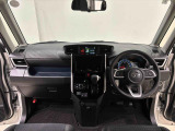 見易い計器類と運転し易いドライビングポジションは、視角も少なく前方&左右の見切りが良く運転し易いクルマです。ブラック基調のインテリアが洗練された空間を演出してくれます。