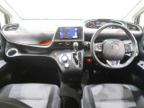 使いやすく運転しやすいレイアウトの運転席回り。
