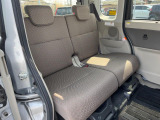 後部座席も気になるようなキズ・汚れやへたり等、大きなダメージはなく、良好な状態です。