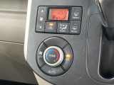 【オートエアコン】一度お好みの温度に設定すれば、車内の温度を検知し風量や温度を自動で調整。暑い&hellip;寒い&hellip;と何度もスイッチ操作をする必要はありません。快適な車内空間には必須の機能ですね♪