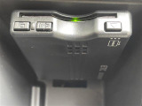 【ETC】有料道路を利用する際に料金所で停止することなく通過できる、ETC車載器(ノンストップ自動料金収受システム機器)が装備されています。セットアップを行うことで利用可能になります。