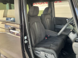 肘掛けとシートヒーター装備のフロントシートで長時間でも快適ドライブ!