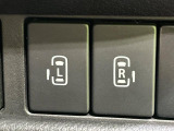 【両側パワースライドドア】スマートキーや運転席のスイッチで後席両側スライドドアの開閉が可能♪電動だから力を入れてドアを開ける必要が無く、小さなお子様でも簡単に開け閉めでき快適です♪