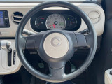 インテリアに合わせたデザインのステアリングは、運転される方のことも考え、運転しやすい形状、大きさです。是非一度、実際に触ってお確かめください。