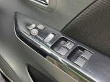 【電動格納ミラー】サイドミラーは電動格納式となっており、狭い駐車場でもキズがつくリスクを抑えられます。