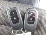 スマートキー付!キーを取り出さなくてもドアロックの施錠・開錠、エンジンの始動が出来ます!雨の日や荷物の多い日にとても便利ですね♪