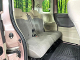 広々とした2列目シートは居住性が高く、居心地も快適!友達や家族とのお出かけにぴったりです。ベビーシートやチャイルドシート使用時も快適にお過ごしいただける十分な空間を確保しています。