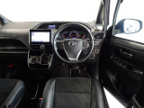 革巻きステアリングで快適な操作性の運転席です。