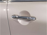 【スマートキー】車両のキーをカバンやポケットに入れたまま、お車の開閉が可能で御座います。お車の前に立ってキーを探す必要が御座いません。