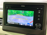 【バックカメラ】駐車時に後方がリアルタイム映像で確認できます。大型商業施設や立体駐車場での駐車時や、夜間のバック時に大活躍!運転スキルに関わらず、今や必須となった装備のひとつです!