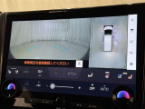 パノラミックビューモニターを装備。駐車場や交差点でクルマを真上から見るように周囲を確認できます。機能の詳細は販売店スタッフまでおたずねください。