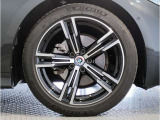 【BMWアロイホイル】軽量かつ強度に拘ったアロイホイル。走行性能ポテンシャルを引き出す設計。車の足元を引き締めてくれる大きなポイントはアロイホイルです。