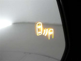 隣車線を走る車両をレーダーで検知し、ドアミラーでは確認しにくい後側方エリアに存在する車両に加え、急接近してくる車両も検知します。車両を検知するとドアミラーに搭載されたLEDインジケーターが点灯します。