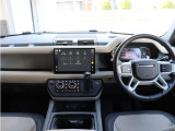 ディフェンダーらしい、シンプルで操作のしやすい運転席廻りです。
