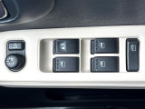 【電動格納ミラー】サイドミラーは電動格納式となっており、狭い駐車場でもキズがつくリスクを抑えられます。