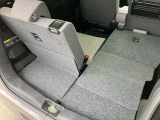 【シートアレンジ】リヤシート肩部のレバーで荷室側から簡単に前倒しが可能です◎分割可倒式なのでアレンジして使用できます◎両席倒すと大きなラゲッジスペースに大変身!