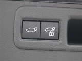 運転席およびバックドアのスイッチ、または電子キーの操作で、バックドアの自動開閉や一時停止が行えます。手動で閉める場合には、イージークローザーが機能し、しっかり閉じるようサポートします。