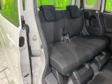 後部座席も気になるようなキズ・汚れやへたり等、大きなダメージはなく、良好な状態です。
