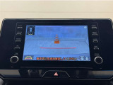 バックモニター付きです。車の後方に小型カメラが付いており、バックする際の後方の様子をモニター上に表示します。