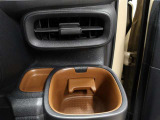 運転席のカップホルダーはエアコンの吹き出し口にありますので冷やしたり温めたりすることが出来ます☆