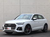 ●一目でAudiとわかる特徴的なシングルフレームグリル・LEDランプ。精悍なフロントマスクからAudiのスマートで上品なブランドを連想させてくれます。女性にも大変ご好評頂いております。
