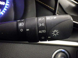 【オートライト】車外の明るさに応じて、自動的にライトの点灯・消灯をしてくれます。