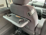 シートバックテーブル付です。便利な装備です。