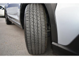 右前タイヤ タイヤはひびもなく良好です!詳細は各タイヤ写真をご覧ください。タイヤパンク保証プログラム販売中!もしもの時にタイヤ4本新品交換!詳細はスタッフまで!※ホイールロックナットは展示用です。