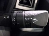 【オートライト】車外の明るさに応じて、自動的にライトの点灯・消灯をしてくれます。