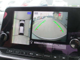 自車を真上から見下ろすように映し出すので周囲の状況が分かるアラウンドビューモニター搭載。フロントカメラとしても使用できます。車庫入れなど苦手な人の頼りになる助っ人です。