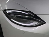 LEDヘッドライトには、先行車または対向車や周囲の明るさなどに応じ、自動的にハイビームとロービームを切り替えるハイビームアシストが装備されています。