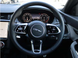 グリップし易いステアリングホイールはドライビングを楽しくしてくれます。標準装備としてステアリングでアクセサリーの切り替えや音量を調整する事が出来ます。
