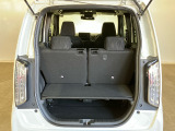 開口部も広く荷物の積み下ろしもしやすいお車となっております。床下にも収納スペースがあります。