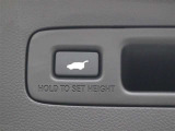ハンズフリーアクセスパワーテールゲート(予約クローズ機能付)が装備されています。