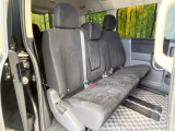 後部座席も気になるようなキズ・汚れやへたり等、大きなダメージはなく、良好な状態です。