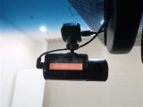 運転記録を残すドライブレコーダー。リアカメラ付きで後方録画もできます。