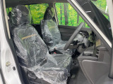 運転席まわりには十分なスペースがあり、大柄な方でもゆったり運転していただける環境です。