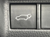 【パワーバックドア】スマートキーや運転席のボタンを押すだけでリアゲートが自動で開閉します!荷物を持っている時や、高い位置にあるバックドアを閉める際に便利な機能です♪