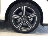 【アルミホイール】純正アルミホイール装備!足元を際立たせ、軽快な走りを演出します!印象もアップし、スタイルも引き締まります!スポーティーさの中にラグジュアリーを感じさせるデザインですね♪