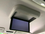【フリップダウンモニター】大画面モニターで後席でもエンタメをお楽しみいただけます。小さなお子様にも大人気の装備です♪