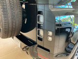 ダークフィニッシュテールライトが車全体を引き締め、タフな印象を強めるデザインとなっています。