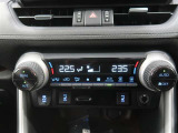 左右独立温度コントロールフルオートエアコンです。運転席、助手席それぞれで独立して温度設定ができます。冷え性の方が乗っても安心ですね♪
