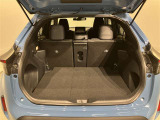 荷室も日常のお買い物には困らない広さが確保されております 後席を分割で倒すこともできますよ