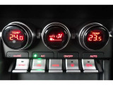 ★運転席と助手席でそれぞれお好みに合わせて温度設定が行えるフルオートエアコンです。外気温や室温、日射量を感知し、吹き出し温度、風量を緻密に制御します