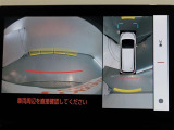パノラミックビューモニター付きです。車両を上から見たような映像をモニター画面に表示。運転席からの目視では見にくい、車両周辺の状況をリアルタイムでしっかり確認できます。