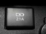 充電用USB端子付き。スマートフォンなどの充電に便利です。