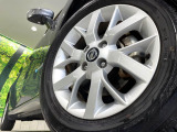 【純正15インチアルミホイール】外観にマッチした純正アルミホイールを装着しております。各種社外アルミホイールや、スタッドレスタイヤも取扱いしております。是非ご相談ください♪